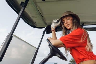 Como usar camisas polo femininas com elegância