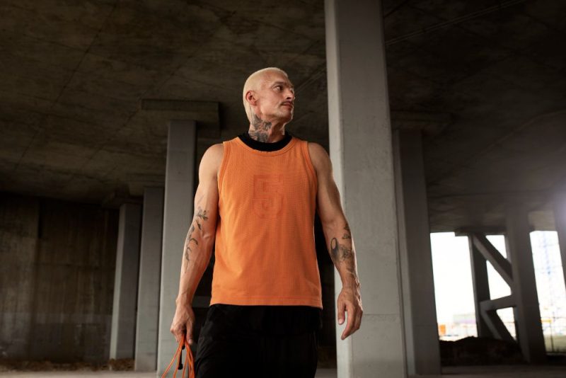 camisetas030 combinar regata com diferentes estilos