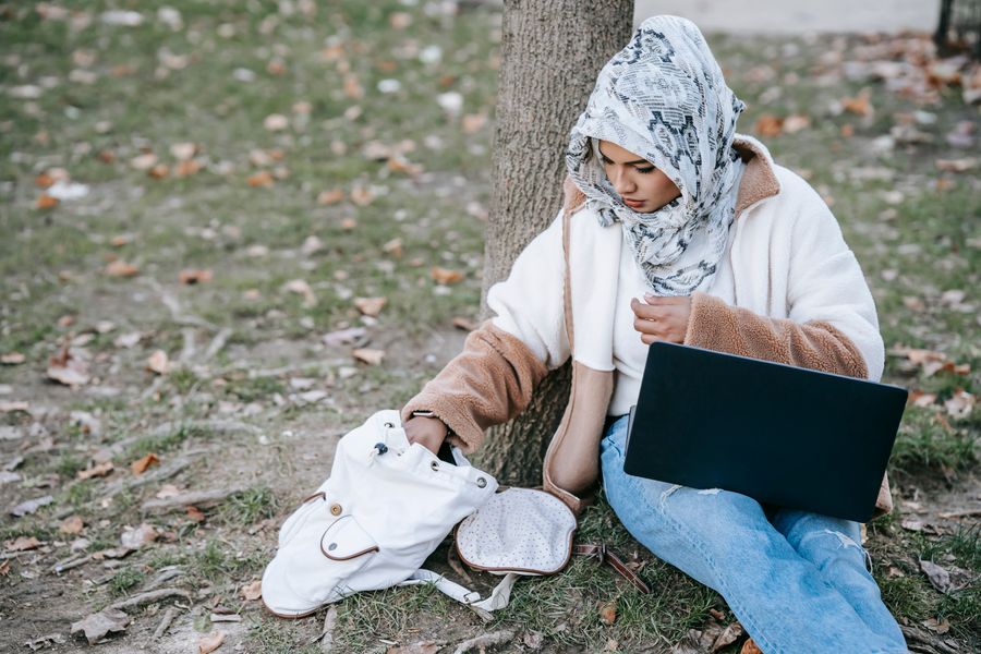 Freelancer com mochila branca sem compartimento para notebook